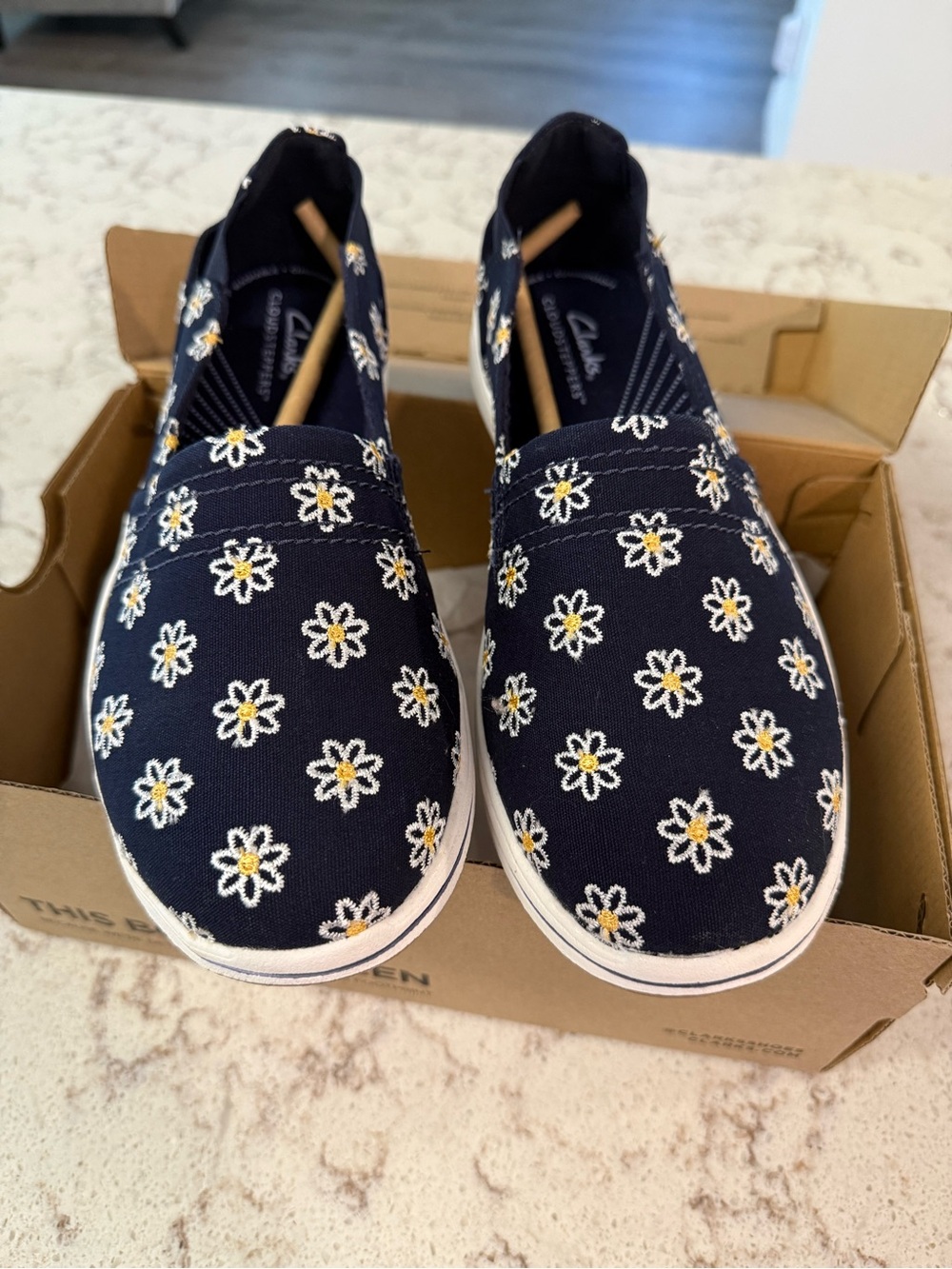 Clarks 8 WIDE cloudstepper Breeze Step Navy Floral Daisy Slip-On Shoes